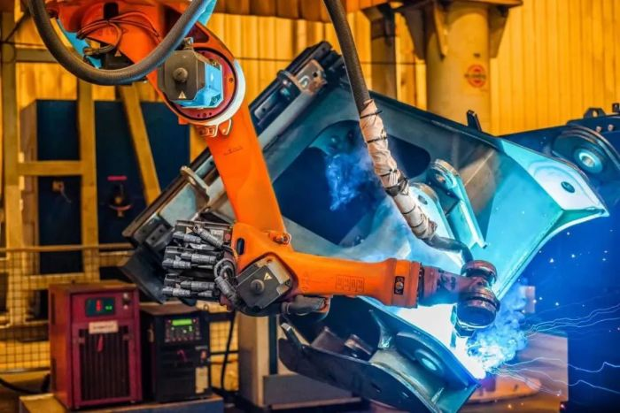 徐工集团：大国重器插上“智慧双翼”